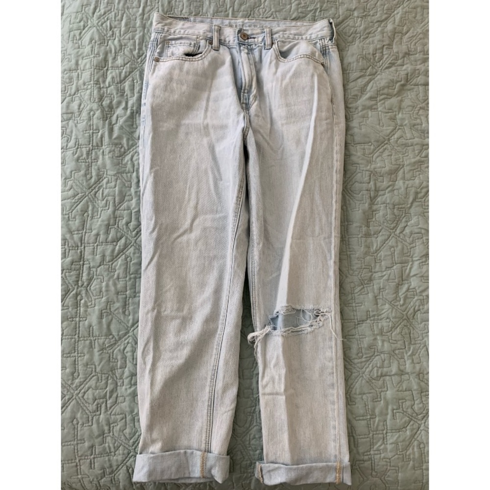American Eagle Mom Jeans Light Wash